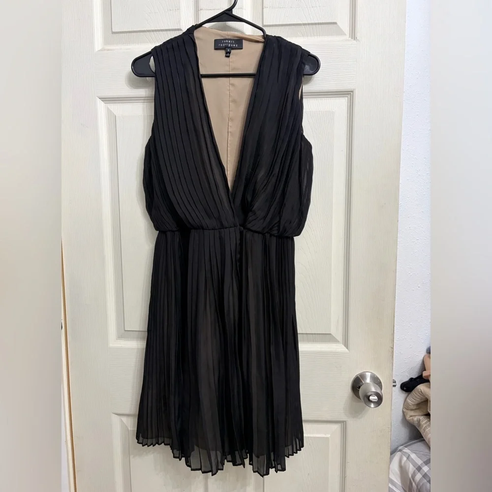 Robert Rodriguez Black Pleated V-Neck Sleeveless Dress 100% Silk women’s size 8